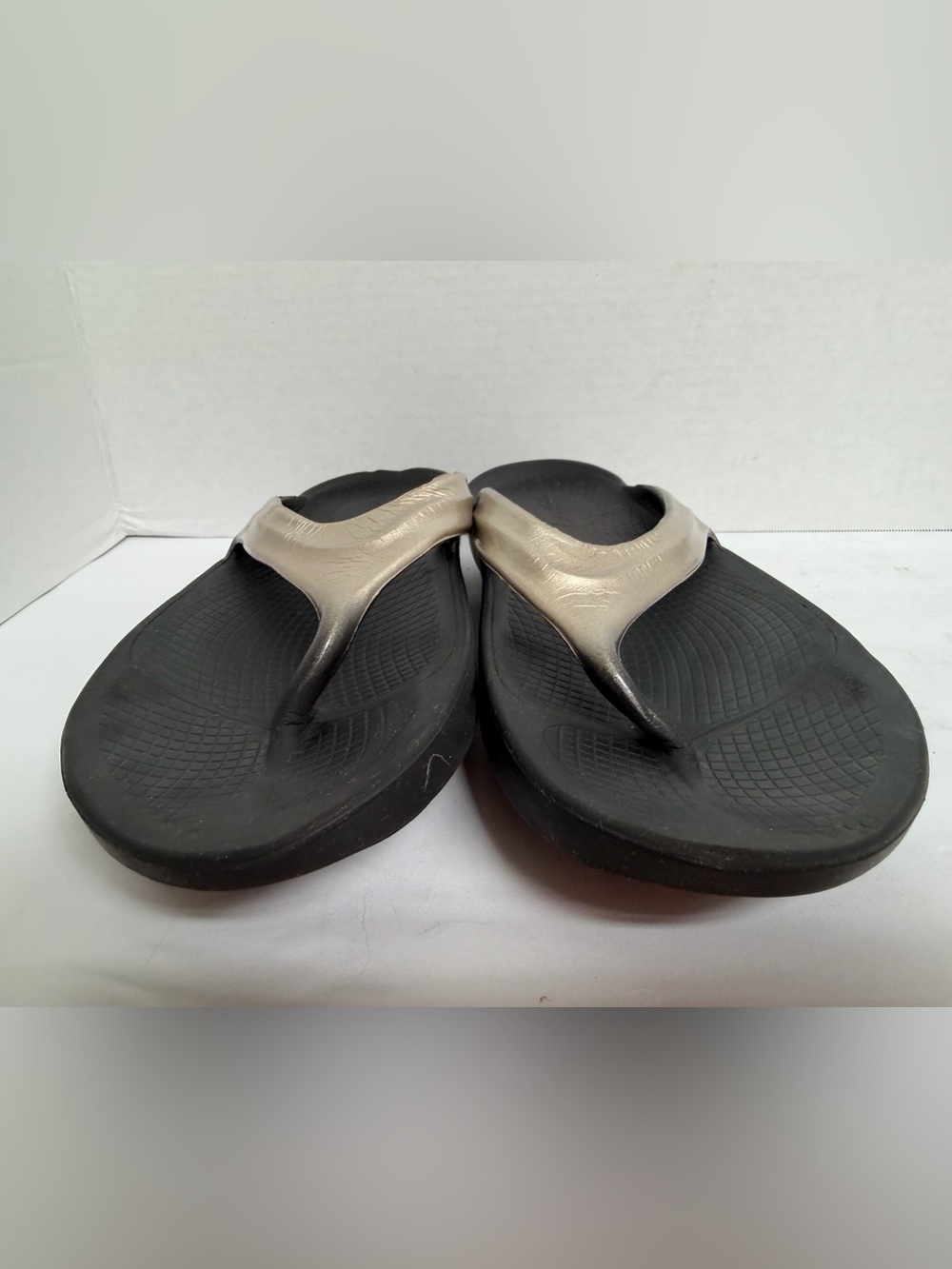Oofos "Oolala" Silver Black Recovery Thong Sandals Women's 9 - Picture 3 of 8